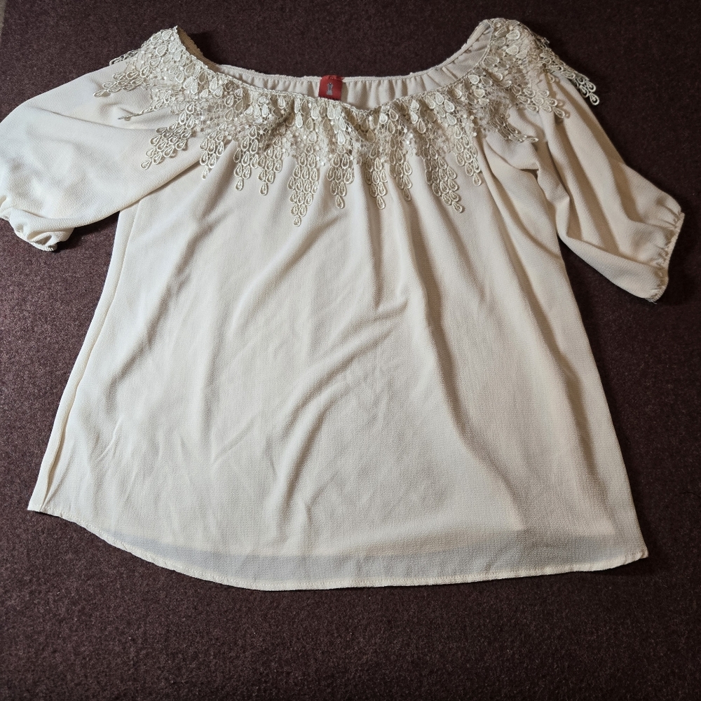 Lilian Ivory Blouse With Lace Detail Neckline Size 3X Can Be Wron Off Shoulder